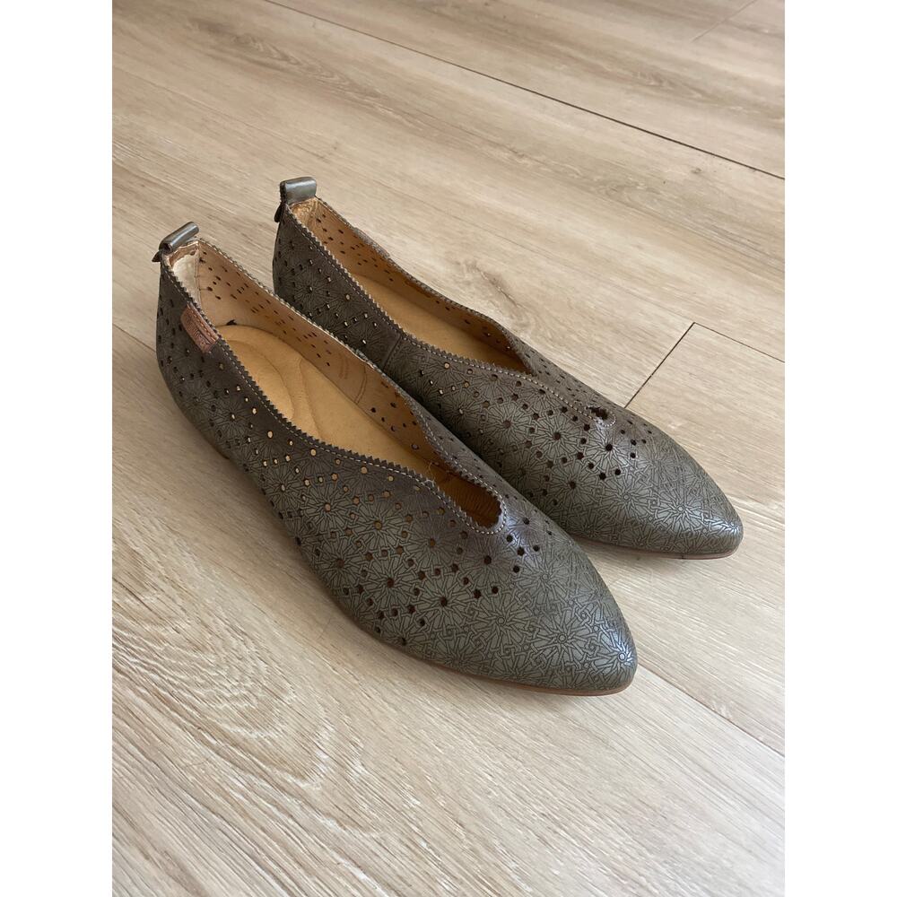 Elegant Women's Gray Flats